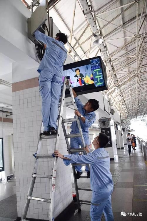 地铁施工旁的坚守，一家茶馆的不懈营业与城市脉动共舞